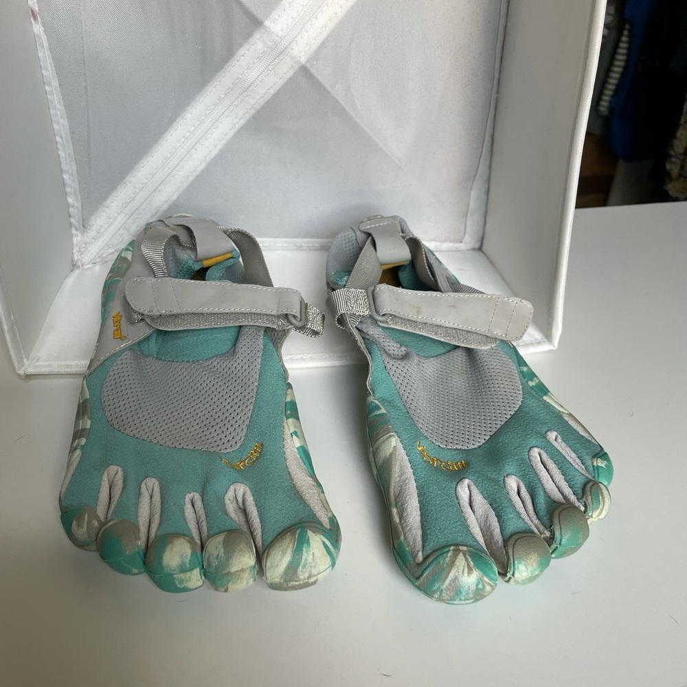 Vibram five finger shoes sz W38